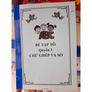 Bé tập tô chữ, số