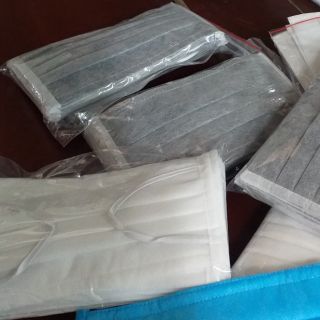 Gói 10 khẩu trang vải không dệt 3 lớp kháng khuẩn