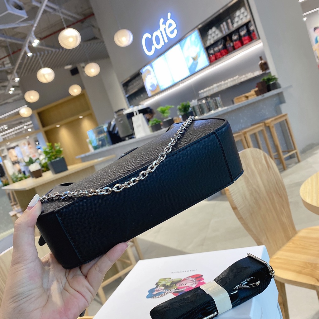 Túi xách đeo chéo nữ Pra đa chất da xước, xích trắng size 24, hàng đầy đủ hộp túi