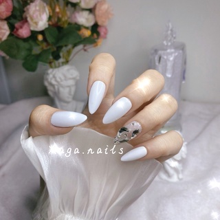 Nail box, móng giả thiết kế trắng đính đá khối sang chảnh