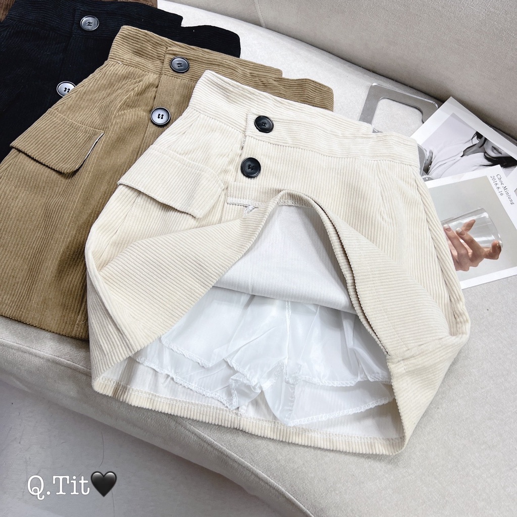 Chân váy nhung chữ A, đính 3 khuy lưng cao, có lót quần bên trong