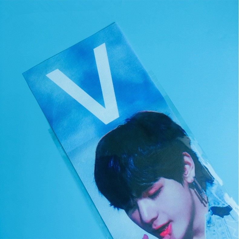 Ảnh bìa in hình tay của thành viên V nhóm BTS