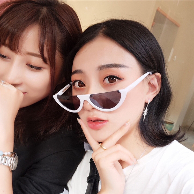 Kính mát thiết kế nửa gọng ấn tượng