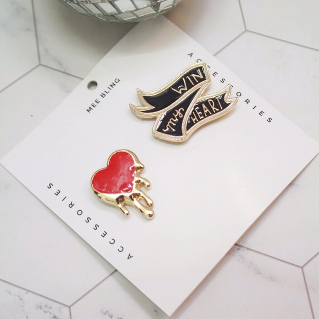 Set 2 pin cài áo Win my heart