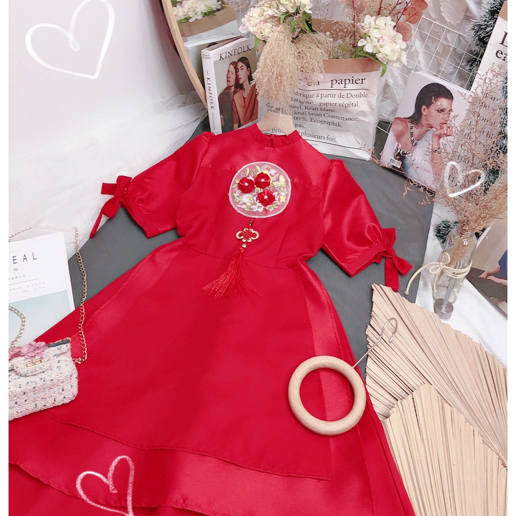 Váy Cổ Tàu Đỏ, Đầm Nữ Tay Bồng Ngắn Thắt Nơ Dáng Xòe Tầng Đính Logo Hoa Nổi Chất Taffta Cao Cấp, Váy Tết Cách Tân Siêu X | BigBuy360 - bigbuy360.vn