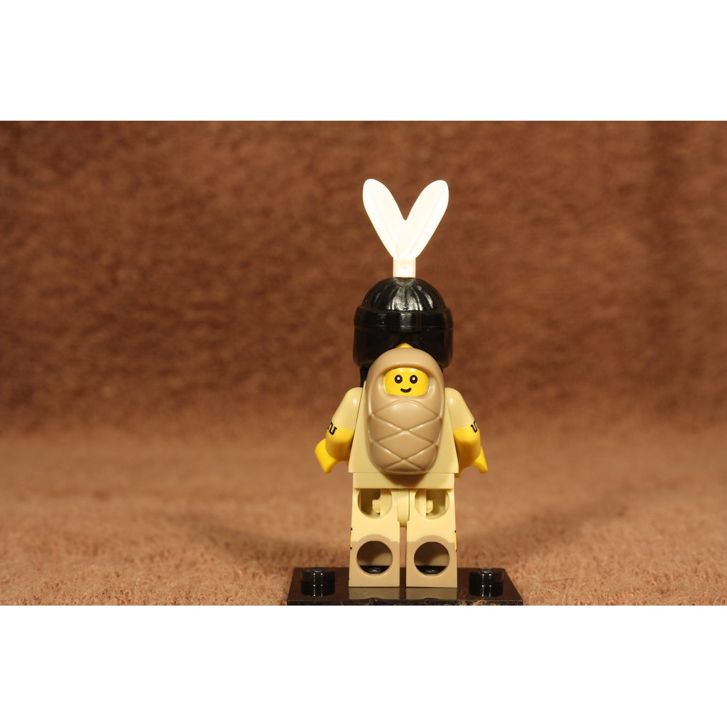 Nhân vật LEGO Minifigures Series 15 Tribal Woman 71011 - Cô gái bộ lạc da đỏ ôm em bé