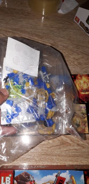 Lắp ráp 1 hộp LegoNinja Robot LB556 có nhiều chi tiết bằng nhựa rất đẹp