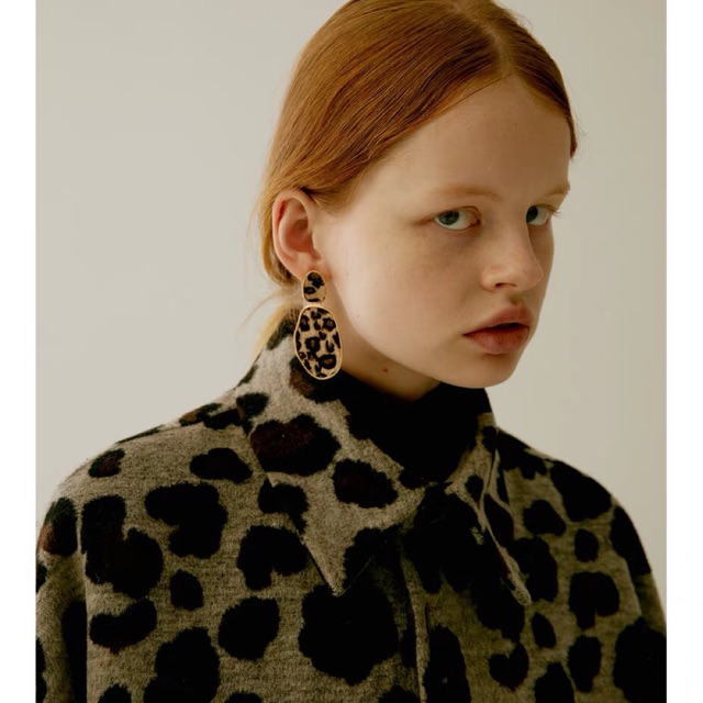 Hoa tai hoạ tiết beo