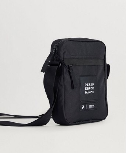 Túi đeo chéo mini nam nữ thời trang Peak Performance Andy Bag basic vừa ipad chống nước QASA | BigBuy360 - bigbuy360.vn