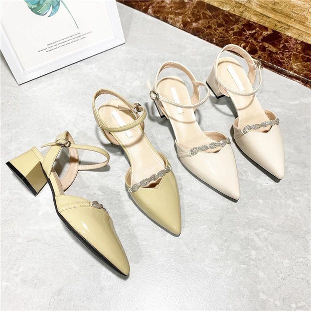 Giày sandal cao gót nữ 4cm đế vuông màu trắng kem, vàng nhạt da bóng quai mảnh mũi nhọn quai xoắn đính đá 151629