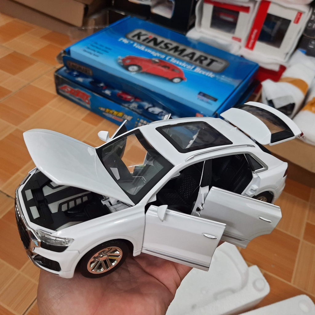 Xe mô hình ô tô Audi Q8 tỉ lệ 1:24 bằng kim loại - Xe đồ chơi trẻ em bằng hợp kim có âm thanh và đèn