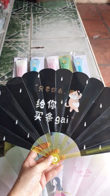 Quạt nhựa xếp cầm tay loại lớn