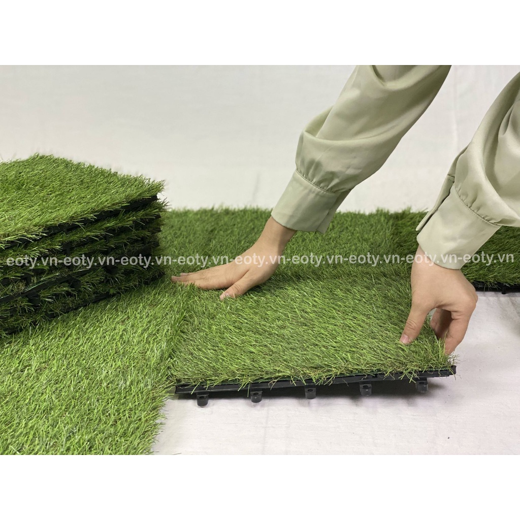 Vỉ cỏ nhân tạo lót sàn ban công, ngoài trời đế nhựa 30cmx30cm