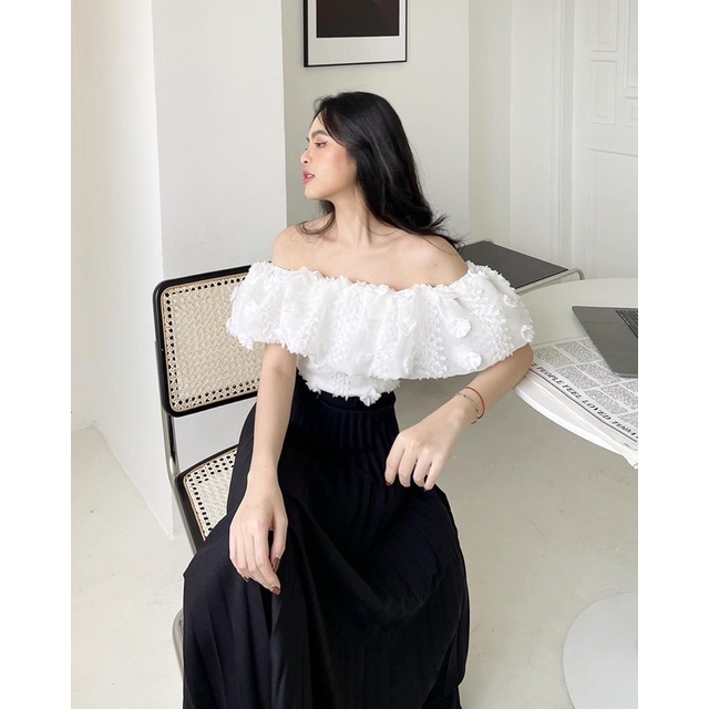 WHITELAZZ | Áo trễ vai bèo thêu hoa nổi - Helen Off-shoulder Top