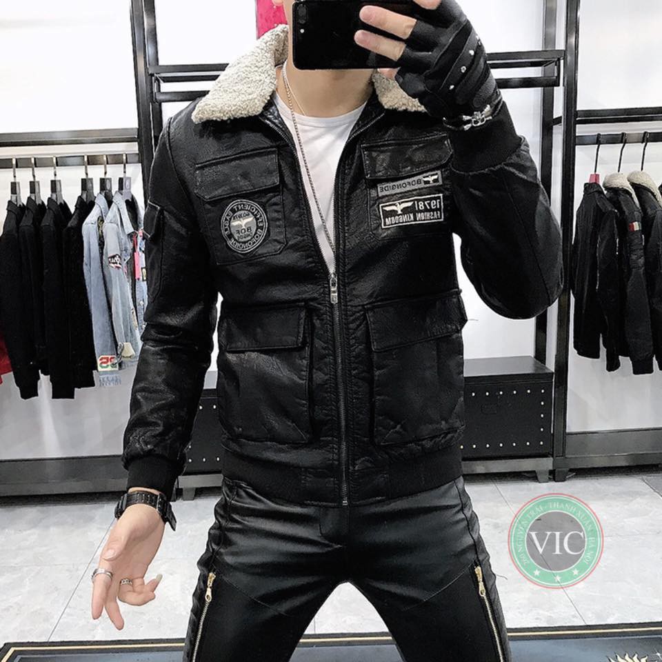 2021 ÁO KHOÁC DA NAM THÊU HÌNH TRƯỚC NGỰC, CÓ TÚI Ở CÁNH TAY CỰC CHẤT, CỔ PHỐI LÔNG . `