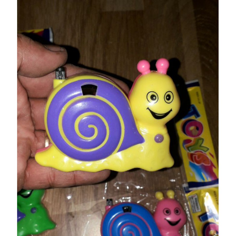 Một cái máy xem ảnh mini hình chú óc sên bằng nhựa rất đẹp