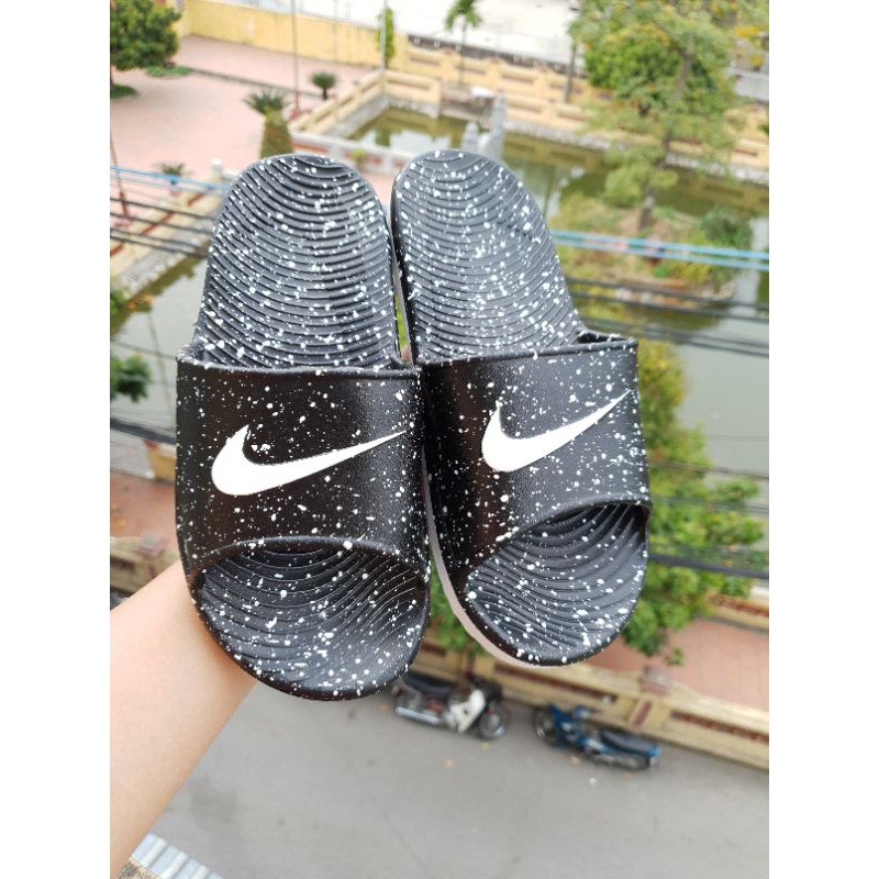 [Mã FASHIONT4MA2 giảm 10K đơn 50K] Dép nam đúc nguyên khối mầu đen ( chấm bi) loại chống trơn không thấm nước