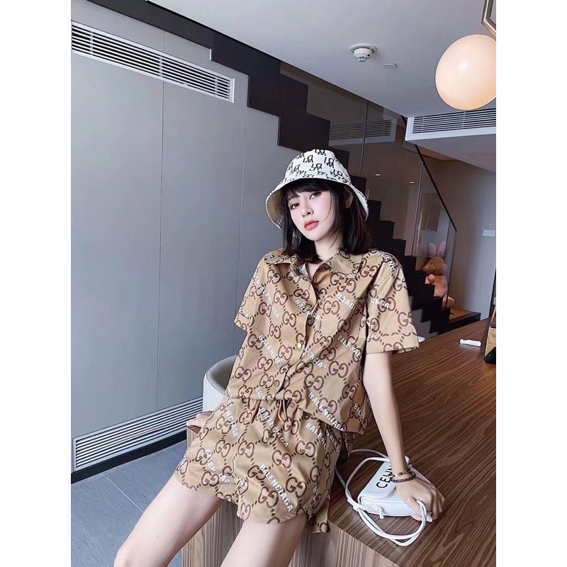 Set trang phục Gucci GC màu nâu gồm áo sơ mi quần shorts in logo kép