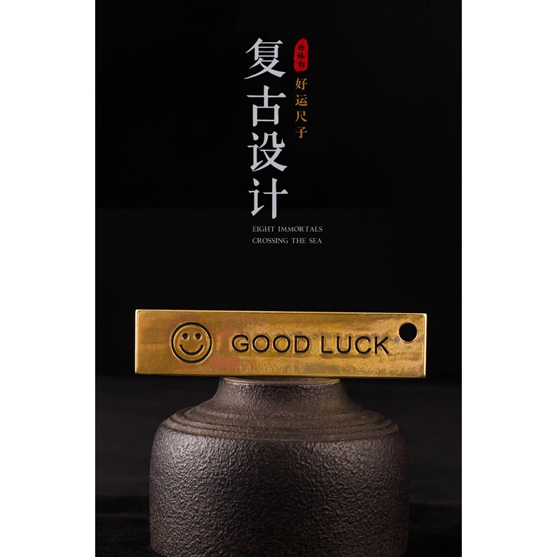 Mặt dây gắn móc khóa hình thước kẻ khắc chữ Good Luck và mặt cười bằng đồng nguyên chất