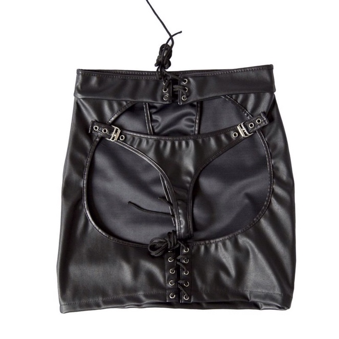 Váy zip da khoét phía sau gợi cảm mặc kết hợp harness đai eo ôm ngực.