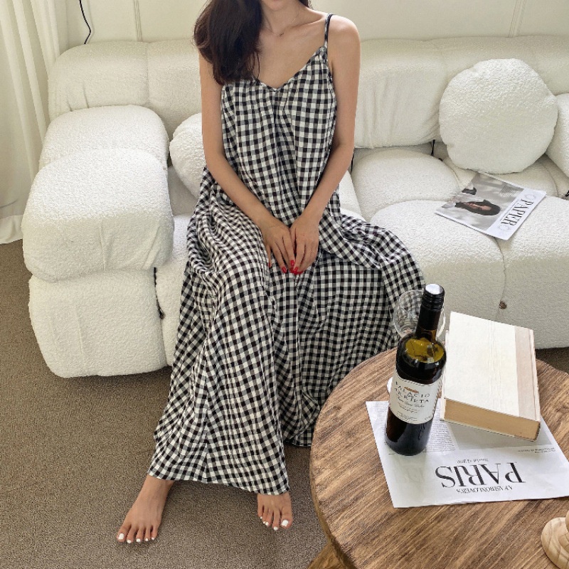 Đầm hai dây IELGY dáng chữ A cổ chữ V họa tiết kẻ sọc trắng đen thời trang cho nữ