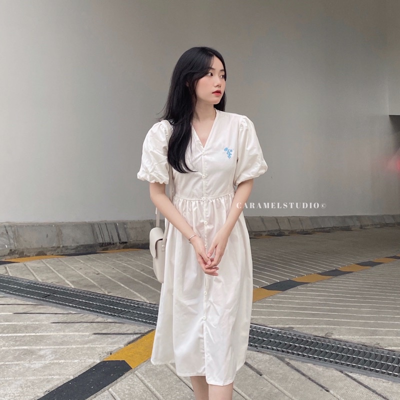 Đầm trắng thêu hoa xanh