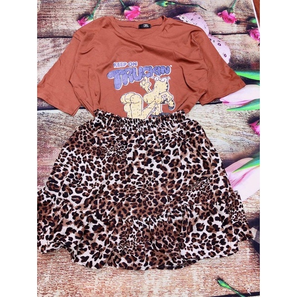 Set áo phông nâu truk + chân vay ngắn xoè hoạ tiết da báo Hs