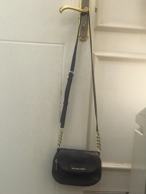 Túi đeo chéo hiệu MK