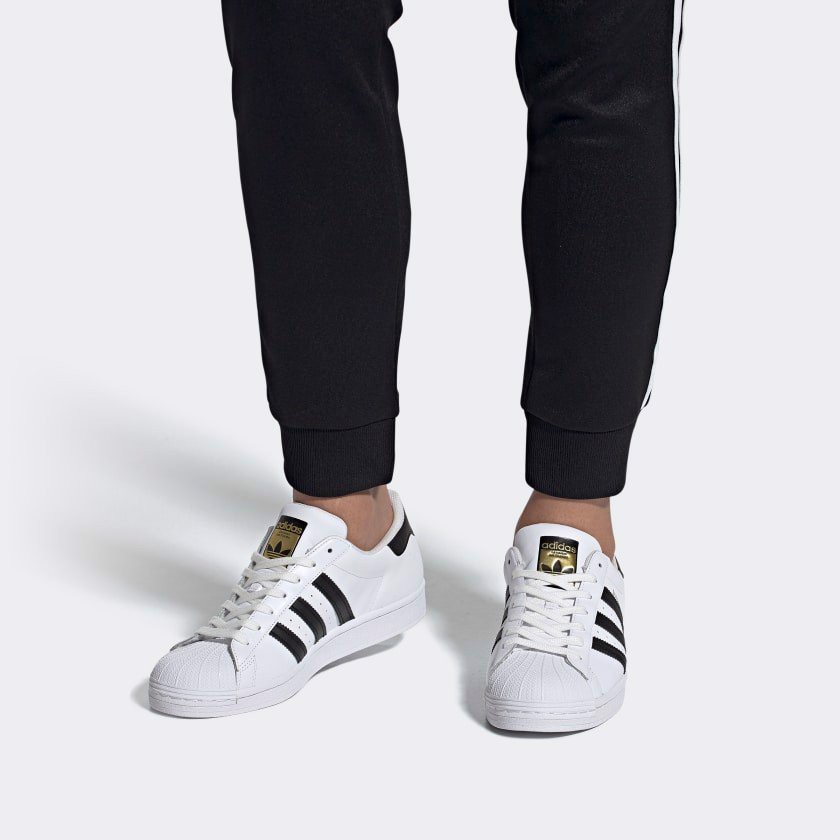 Giày Adidas SuperStar mũi sò tem vàng màu trắng sọc đen