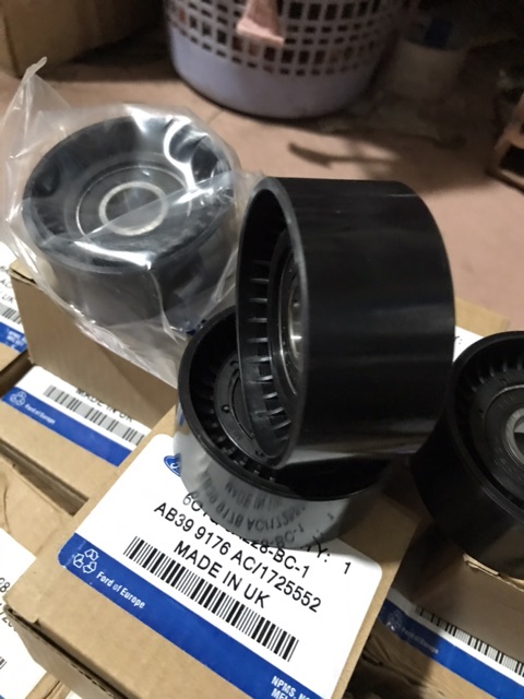 Pulley (puly) tăng dây curoa tổng Ford Transit 2009-2019(puly trong cụm)
