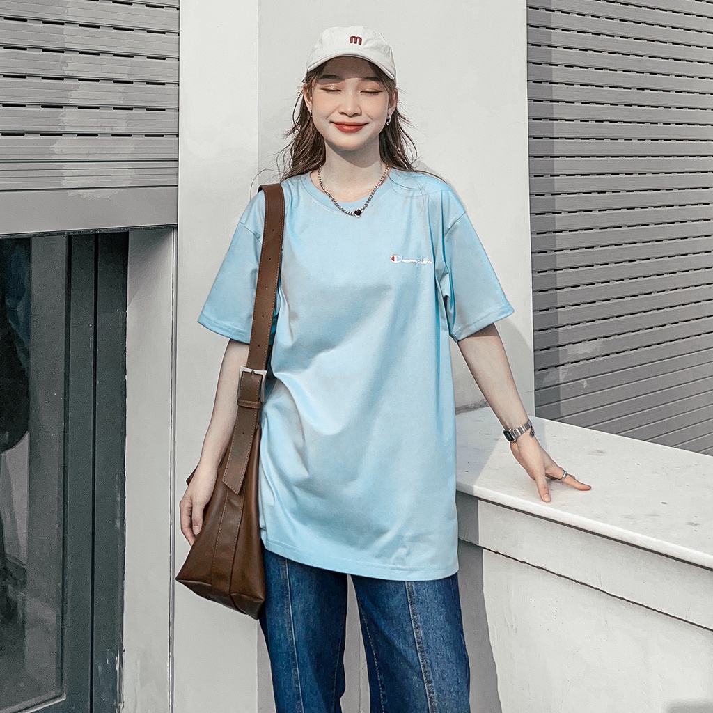 Áo Thun Champion Màu Hồng Thêu Chữ Màu Trắng Chất Liệu 100% Cotton Thoáng Mát Form Rộng Thoải Mái