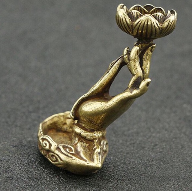 Đế cắm trầm Tay Phật cầm hoa sen bằng đồng cao 57mm