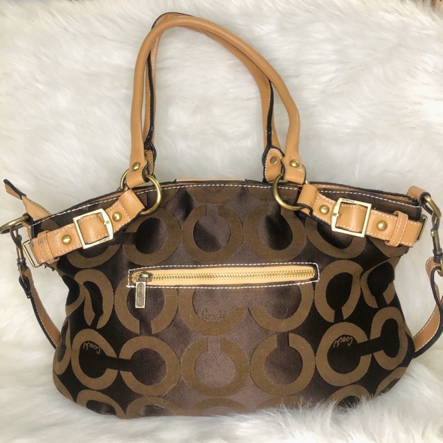 Xách tay có dây đeo chéo.Hiệu Coach