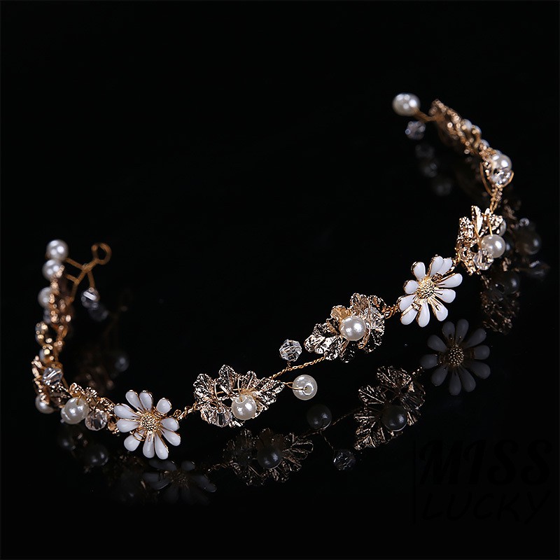 Cài tóc phối hoa thiết kế thanh lịch cho cô dâu