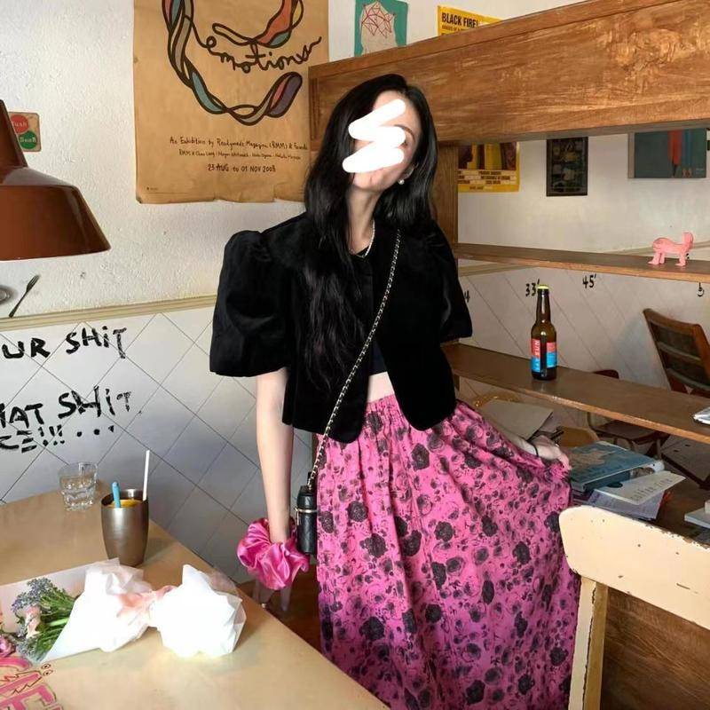 Bộ Áo Nhung Tay Ngắn Phồng Màu Đen + Chân Váy Lưng Thun Cao In Họa Tiết Hoa Hồng Thời Trang Cho Nữ
