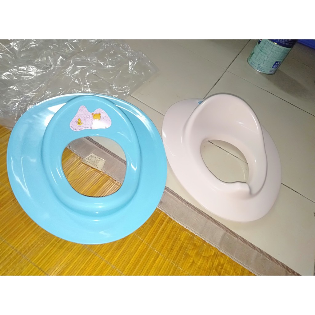 Ghế ngồi toilet trẻ em . lót bệt trẻ em tiện lợi vô cùng