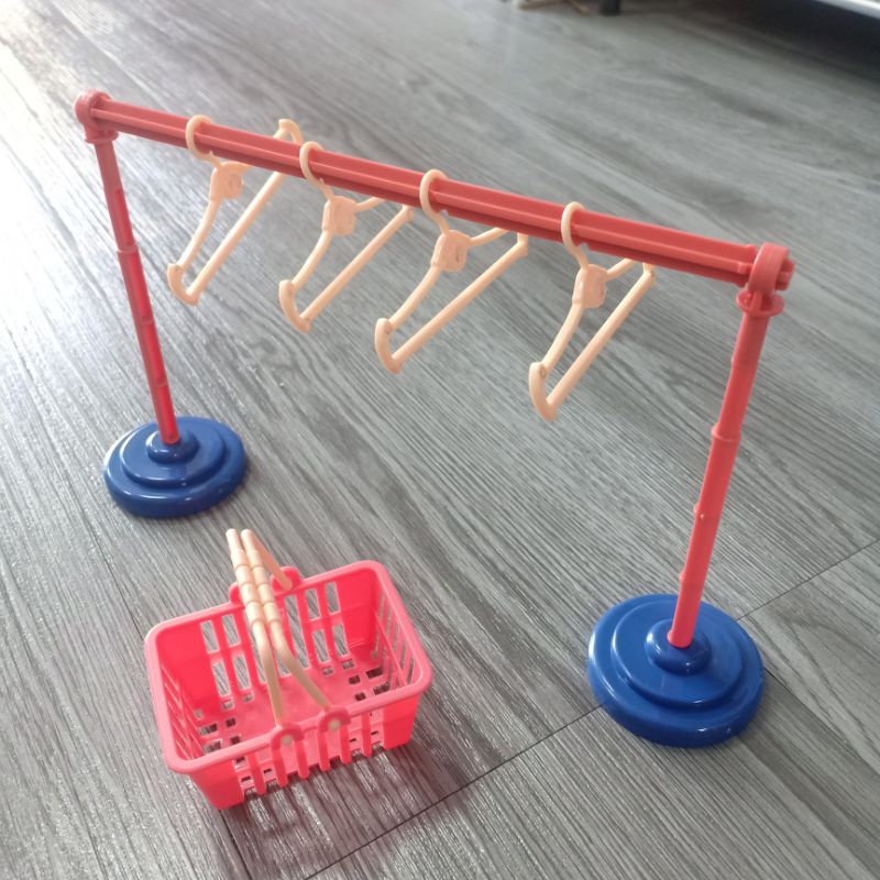 Giá treo quần áo búp bê kèm móc áo và rổ