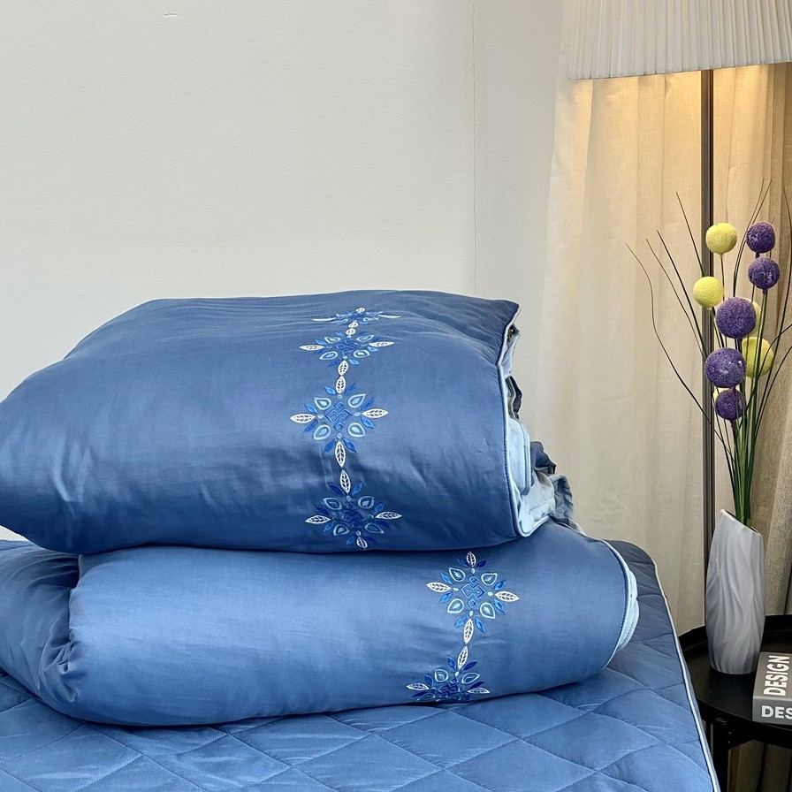 Chăn bốn mùa K-bedding By Everon Xanh Đậm KMTS105 MicroTencel Thêu Họa Tiết (200x220 cm)