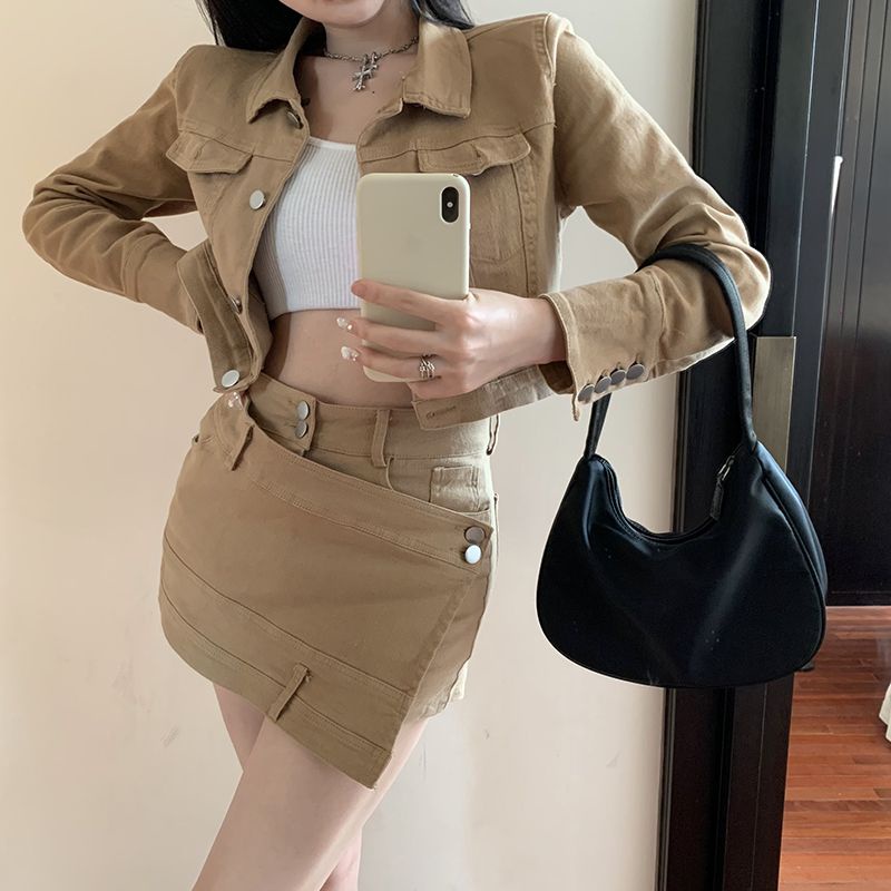 Set áo khoác dáng lửng và chân váy ngắn phối vạt xéo