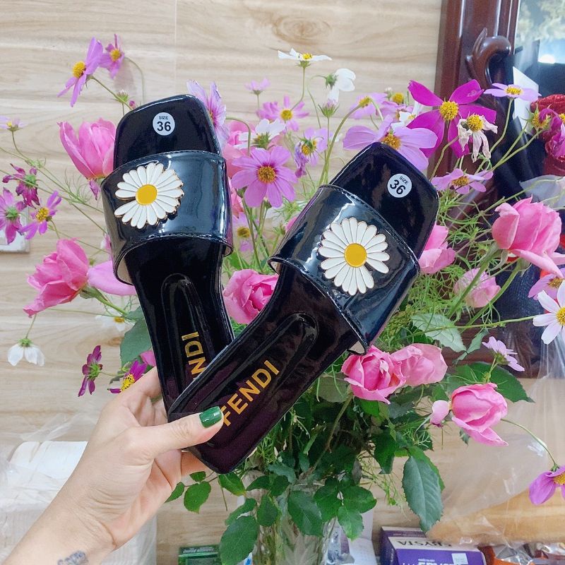 Dép lê nữ khóa đồng LV