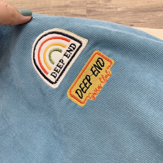 Áo khoác cadigan nhung phối tay thêu lô gô hot trend Daski phong cách nelly ulzzang | BigBuy360 - bigbuy360.vn