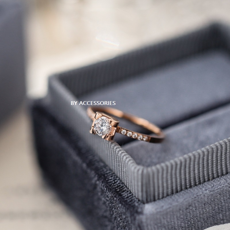 Nhẫn titan viền đá phối đá chủ vuông không gỉ WR2107