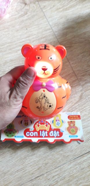 Con lật đật hình chú Gấu bằng nhựa có nhạc và đèn Led tặng kèm pin