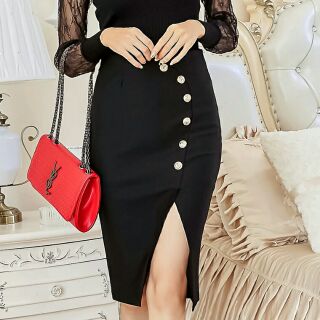 Chân váy xẻ trước đính cúc
