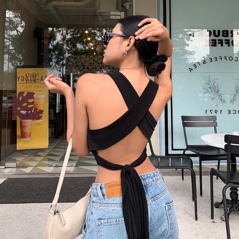 Áo croptop chéo lưng, thắt nơ, cổ tròn, sát nách mang lại vẻ ngoài trẻ trung, năng động, cá tính
