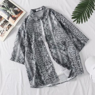 Áo sơ mi sọc đen in hình rắn Top bé trai Áo sơ mi nửa tay bé trai Áo sơ mi nửa tay Áo sơ mi cặp đôi INS Áo sơ mi vừa tay phong cách Hồng Kông Áo sơ mi hoa dáng rộng sang trọng