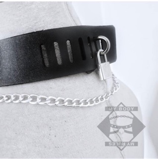 Choker // Dây da đeo cổ có xích.