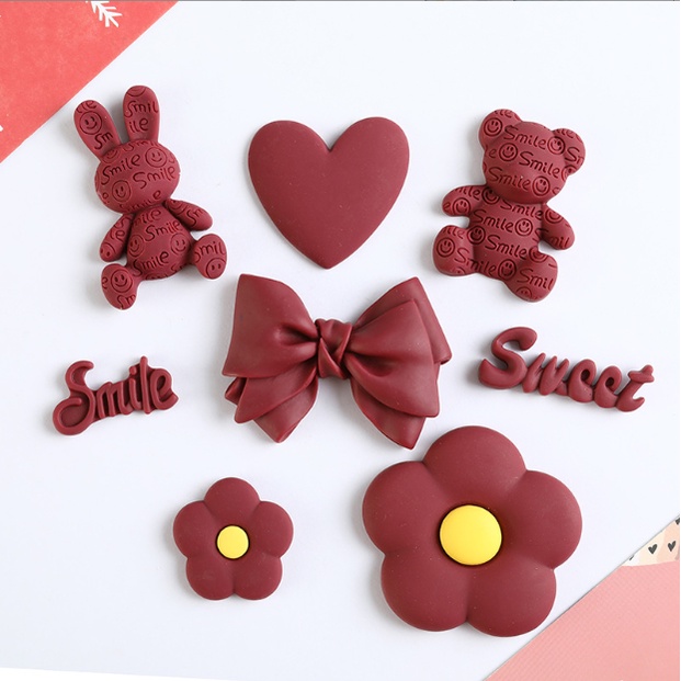 Sticker jibbitz gắn dép sục Crocs hình gấu, thỏ, nơ, hoa, chữ Smile, chữ Sweet tông màu đỏ đậm