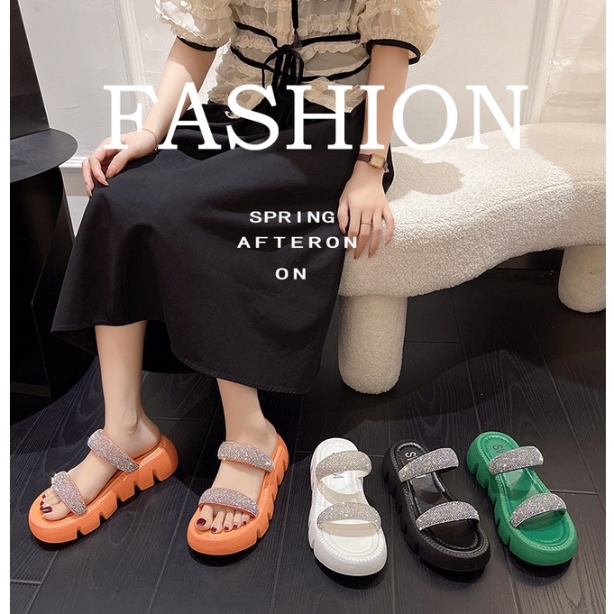 🎀COOL A Dép Xỏ Ngón Đế Xốp Dày Chống Trượt Đính Đá Thời Trang Mùa Hè Mới Cho Nữ Dép đi trong nhà của phụ nữ mùa hè mới phiên bản Hàn Quốc của bánh xốp dưới đáy dày rhinestone một từ xỏ ngón bên ngoài mang dép đi biển chống trượt và dép đi trong nhà phụ nữ