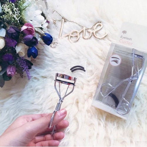 Kẹp bấm mi The Face Shop Eyelash Curler TFS Hàn Quốc siêu cong kèm 2 đế thay thế - Amora Skinlab